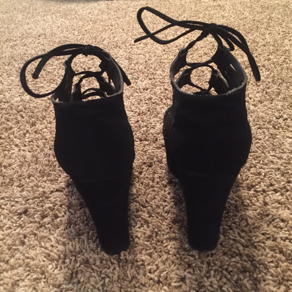 black wedges